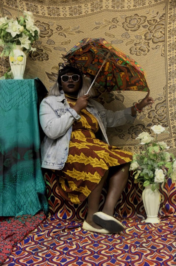 Atong Atem tinha seis anos quando sua família fugiu do Sul do Sudão. Eles fizeram uma rota através da Etiópia, chegando em um campo de refugiados no Quênia, de onde eles conseguiram migrar para a Austrália. Por culpa disso tudo, ela nunca se sentiu incluída no mundo, sempre vendo tudo de fora. Perdida entre o passado e o presente, entre a sua cultura e aquela onde ela vive hoje.
