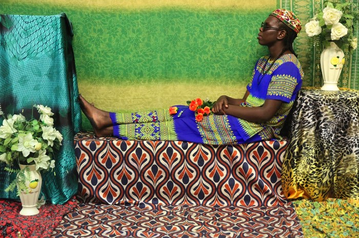 Atong Atem tinha seis anos quando sua família fugiu do Sul do Sudão. Eles fizeram uma rota através da Etiópia, chegando em um campo de refugiados no Quênia, de onde eles conseguiram migrar para a Austrália. Por culpa disso tudo, ela nunca se sentiu incluída no mundo, sempre vendo tudo de fora. Perdida entre o passado e o presente, entre a sua cultura e aquela onde ela vive hoje.