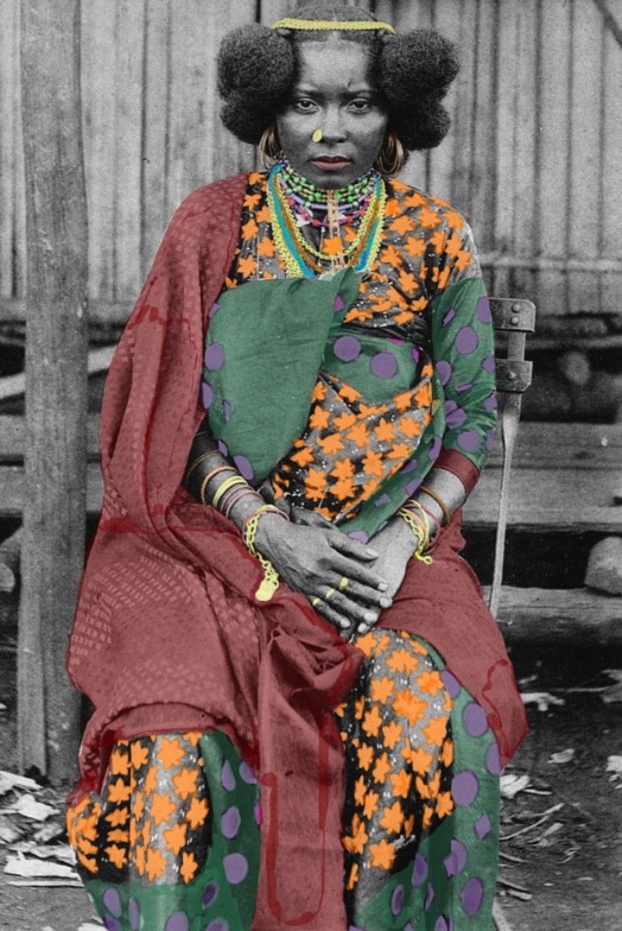 Atong Atem tinha seis anos quando sua família fugiu do Sul do Sudão. Eles fizeram uma rota através da Etiópia, chegando em um campo de refugiados no Quênia, de onde eles conseguiram migrar para a Austrália. Por culpa disso tudo, ela nunca se sentiu incluída no mundo, sempre vendo tudo de fora. Perdida entre o passado e o presente, entre a sua cultura e aquela onde ela vive hoje.