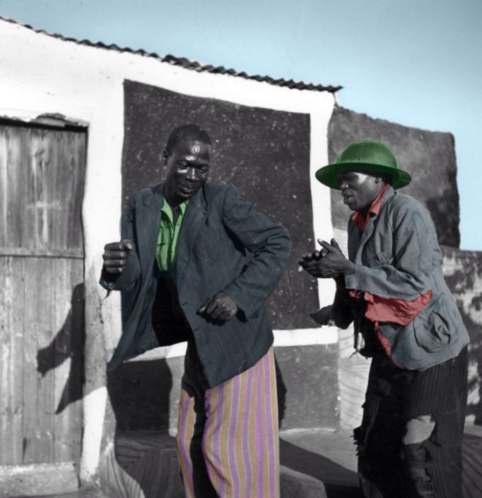 Atong Atem tinha seis anos quando sua família fugiu do Sul do Sudão. Eles fizeram uma rota através da Etiópia, chegando em um campo de refugiados no Quênia, de onde eles conseguiram migrar para a Austrália. Por culpa disso tudo, ela nunca se sentiu incluída no mundo, sempre vendo tudo de fora. Perdida entre o passado e o presente, entre a sua cultura e aquela onde ela vive hoje.