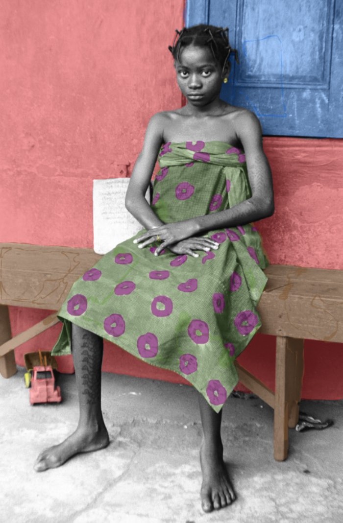 Atong Atem tinha seis anos quando sua família fugiu do Sul do Sudão. Eles fizeram uma rota através da Etiópia, chegando em um campo de refugiados no Quênia, de onde eles conseguiram migrar para a Austrália. Por culpa disso tudo, ela nunca se sentiu incluída no mundo, sempre vendo tudo de fora. Perdida entre o passado e o presente, entre a sua cultura e aquela onde ela vive hoje.