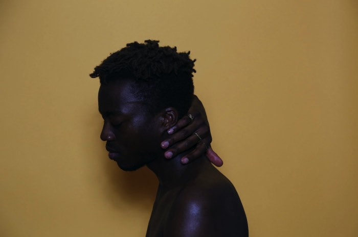 Atong Atem tinha seis anos quando sua família fugiu do Sul do Sudão. Eles fizeram uma rota através da Etiópia, chegando em um campo de refugiados no Quênia, de onde eles conseguiram migrar para a Austrália. Por culpa disso tudo, ela nunca se sentiu incluída no mundo, sempre vendo tudo de fora. Perdida entre o passado e o presente, entre a sua cultura e aquela onde ela vive hoje.