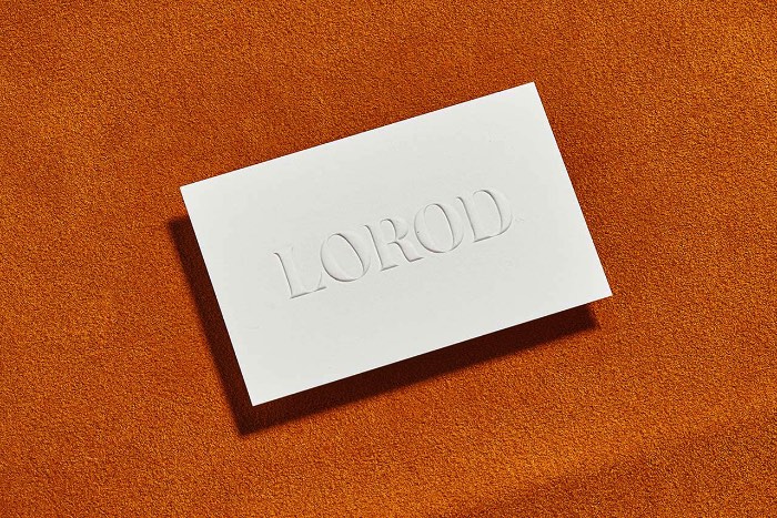 Como Natasha Jen criou a identidade visual da Lorod - Lorod é uma marca onde o clássico encontra com o contemporâneo. Uma marca de moda criada pela dupla Lauren Rodriguez e Michael Freels que quer redefinir a forma com a qual nos vestimos através de construções modulares, tecidos distintos e um forma chique de se vestir inspirada pelo passado.