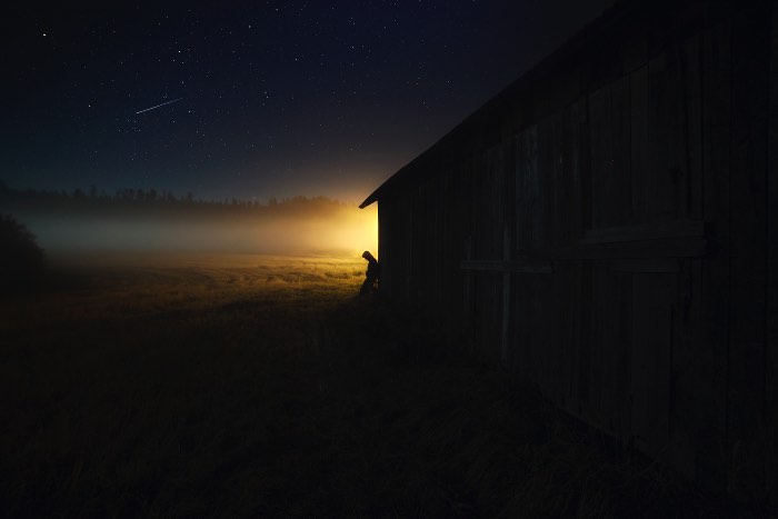 Mika Suutari é um fotógrafo baseado no sul da Finlândia e, quase, especializado em capturar atmosferas que misturam a beleza natural com um clima assustador. Mas, o início de sua carreira começou um pouco diferente, com o foco apenas na fotografia de natureza. Foi com o passar dos anos que ele foi adicionando mais e mais elementos e descobriu como que ele gostava de usar da sua fotografia para passar uma sensação ou uma mensagem. Por isso mesmo que Mika Suutari gosta tanto de fotografar a noite e nas manhãs. É só assim que ele pode capturar as neblinas e as névoas que transformam o mundo em um lugar silencioso e misterioso.