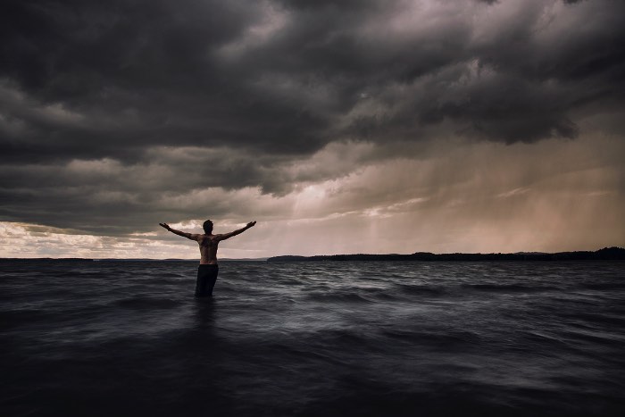 Mika Suutari é um fotógrafo baseado no sul da Finlândia e, quase, especializado em capturar atmosferas que misturam a beleza natural com um clima assustador. Mas, o início de sua carreira começou um pouco diferente, com o foco apenas na fotografia de natureza. Foi com o passar dos anos que ele foi adicionando mais e mais elementos e descobriu como que ele gostava de usar da sua fotografia para passar uma sensação ou uma mensagem. Por isso mesmo que Mika Suutari gosta tanto de fotografar a noite e nas manhãs. É só assim que ele pode capturar as neblinas e as névoas que transformam o mundo em um lugar silencioso e misterioso.