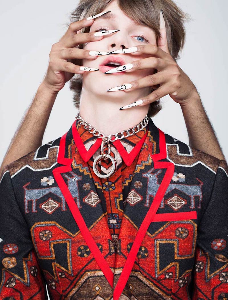 Fotografia é o meio que ele consegue se mover com melhor fluência e consegue se expressar da melhor forma. Seu trabalho de fotografia é marcado pelo uso de elementos provocativos, eróticos e uns tons de surrealidade, solidificados pela força que Florian Joahn tem pelos detalhes. Além disso, o fotógrafo se esforça muito para criar imagens originais. Tudo isso porque ele acredita que, no mundo em que vivemos hoje, o número de imagens criadas no mundo é enorme e mais uma centena de fotografias feitas sem atenção e sem esforço não vão adicionar nada a esse mundo. 