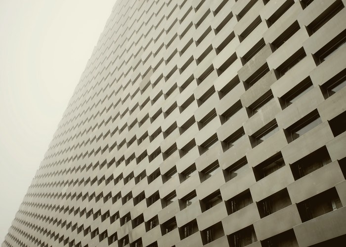 Além do design em si, eu tenho algumas paixões e Kim Holtermand conseguiu misturar duas delas de um jeito bem interessante. Digo isso porque ele trabalha com fotografia, com um foco em arquitetura. Ou seja, ele é uma dessas pessoas que registra todas aquelas construções feitas pelo homem e que mudam e moldam as cidades onde moramos. E, ele faz isso com uma atenção para detalhes que chega a capturar locais e texturas que você não veria nos primeiros olhares. 