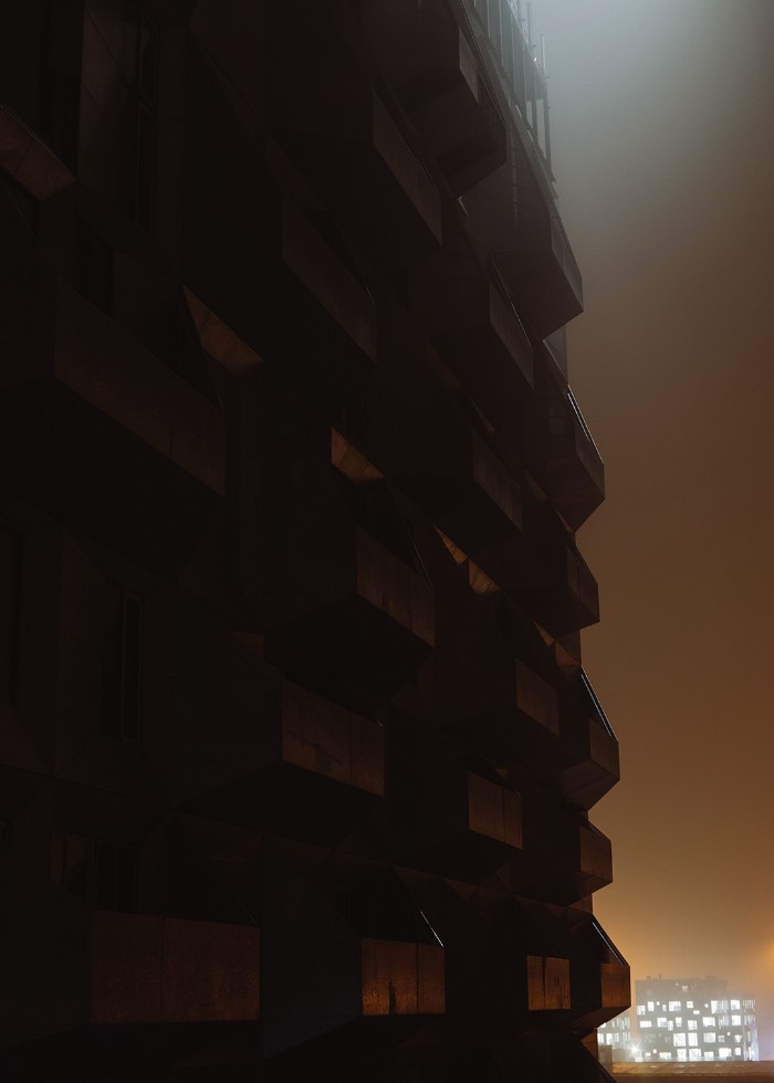 Além do design em si, eu tenho algumas paixões e Kim Holtermand conseguiu misturar duas delas de um jeito bem interessante. Digo isso porque ele trabalha com fotografia, com um foco em arquitetura. Ou seja, ele é uma dessas pessoas que registra todas aquelas construções feitas pelo homem e que mudam e moldam as cidades onde moramos. E, ele faz isso com uma atenção para detalhes que chega a capturar locais e texturas que você não veria nos primeiros olhares. 