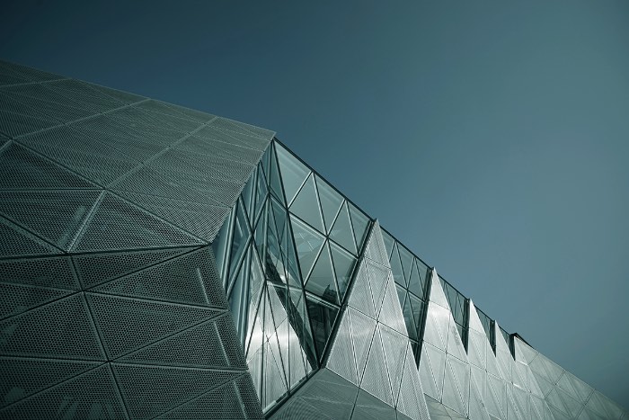 Além do design em si, eu tenho algumas paixões e Kim Holtermand conseguiu misturar duas delas de um jeito bem interessante. Digo isso porque ele trabalha com fotografia, com um foco em arquitetura. Ou seja, ele é uma dessas pessoas que registra todas aquelas construções feitas pelo homem e que mudam e moldam as cidades onde moramos. E, ele faz isso com uma atenção para detalhes que chega a capturar locais e texturas que você não veria nos primeiros olhares. 