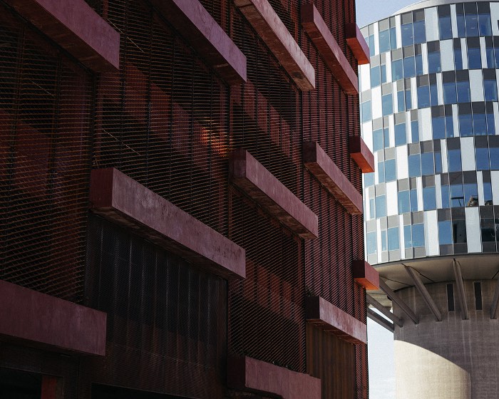 Além do design em si, eu tenho algumas paixões e Kim Holtermand conseguiu misturar duas delas de um jeito bem interessante. Digo isso porque ele trabalha com fotografia, com um foco em arquitetura. Ou seja, ele é uma dessas pessoas que registra todas aquelas construções feitas pelo homem e que mudam e moldam as cidades onde moramos. E, ele faz isso com uma atenção para detalhes que chega a capturar locais e texturas que você não veria nos primeiros olhares. 