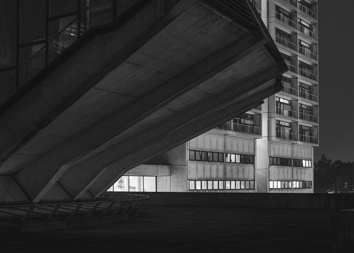 Além do design em si, eu tenho algumas paixões e Kim Holtermand conseguiu misturar duas delas de um jeito bem interessante. Digo isso porque ele trabalha com fotografia, com um foco em arquitetura. Ou seja, ele é uma dessas pessoas que registra todas aquelas construções feitas pelo homem e que mudam e moldam as cidades onde moramos. E, ele faz isso com uma atenção para detalhes que chega a capturar locais e texturas que você não veria nos primeiros olhares. 