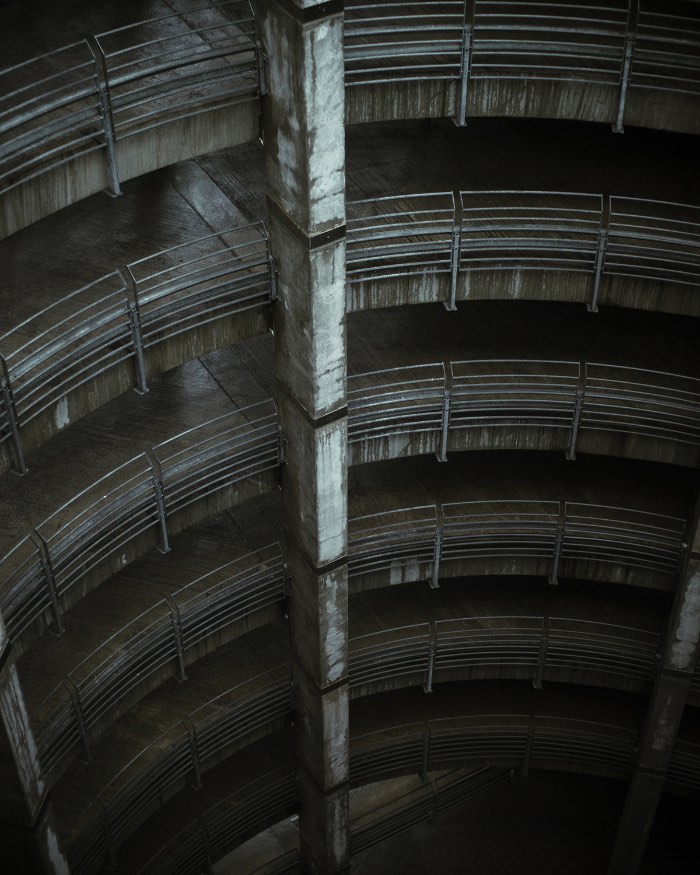 Além do design em si, eu tenho algumas paixões e Kim Holtermand conseguiu misturar duas delas de um jeito bem interessante. Digo isso porque ele trabalha com fotografia, com um foco em arquitetura. Ou seja, ele é uma dessas pessoas que registra todas aquelas construções feitas pelo homem e que mudam e moldam as cidades onde moramos. E, ele faz isso com uma atenção para detalhes que chega a capturar locais e texturas que você não veria nos primeiros olhares. 