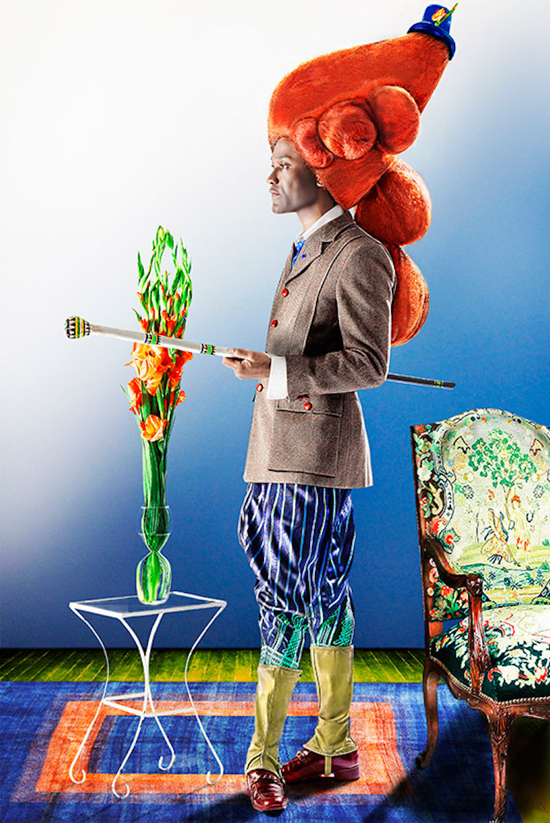 Conheci o trabalha do nigeriano Iké Udé através de sua série de retratos Sartorial Anarchy, que pode ser traduzido como Anarquia Sartorial. Nesse projeto, ele fotografa diversas pessoas vestidas em roupas e fantasias originadas de diferentes lugares do mundo e de linhas de tempo diferentes. Dessa forma, a forma com a qual vemos a história acaba sendo distorcida e acredito que é isso mesmo que ele quer fazer com a nossa visão de colonialismo e da história.