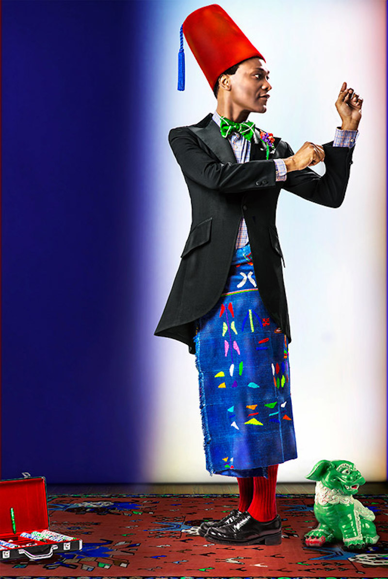 Conheci o trabalha do nigeriano Iké Udé através de sua série de retratos Sartorial Anarchy, que pode ser traduzido como Anarquia Sartorial. Nesse projeto, ele fotografa diversas pessoas vestidas em roupas e fantasias originadas de diferentes lugares do mundo e de linhas de tempo diferentes. Dessa forma, a forma com a qual vemos a história acaba sendo distorcida e acredito que é isso mesmo que ele quer fazer com a nossa visão de colonialismo e da história.