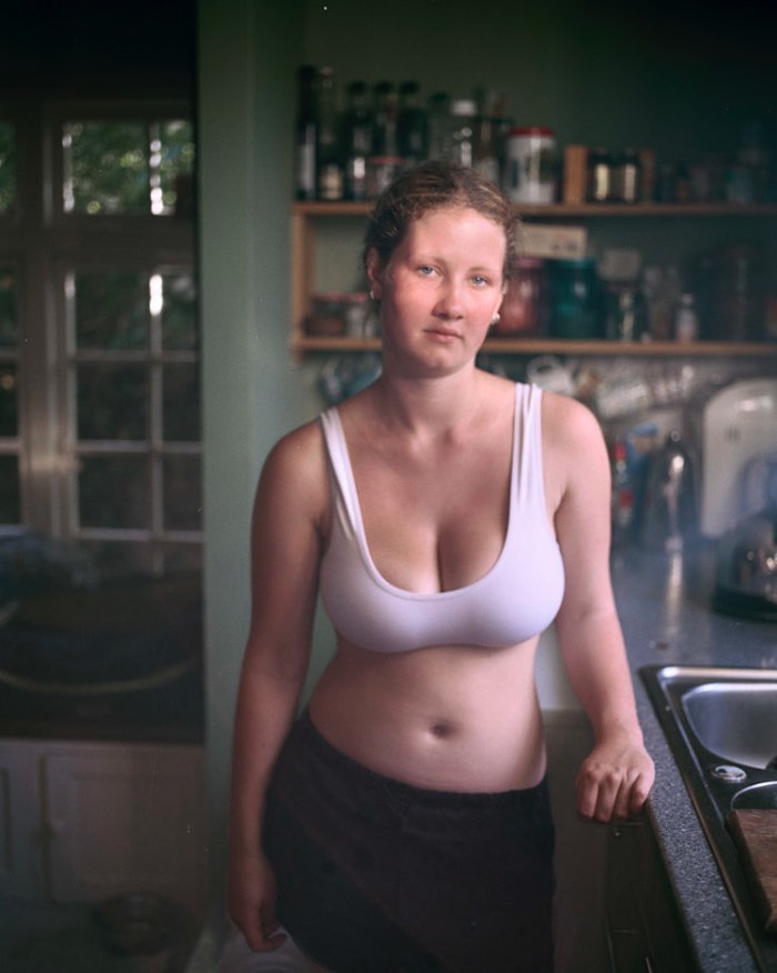 Sian Davey é uma fotógrafa britânica com um histórico que mistura Belas Artes e Políticas Sociais e isso faz muito sentido quando você para para analisar seu portfólio sabendo desse detalhe. Digo isso porque seus retratos não mostram apenas as pessoas que você pode ver ali. Eles são projetos de longa duração que mostram a evolução e o desenvolvimento das pessoas nas fotos. Por isso mesmo que achei tão interessante seu portfólio.