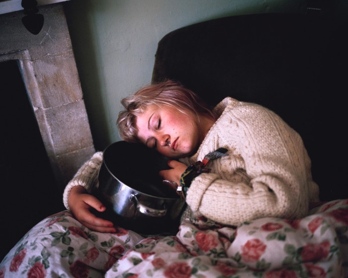 Sian Davey é uma fotógrafa britânica com um histórico que mistura Belas Artes e Políticas Sociais e isso faz muito sentido quando você para para analisar seu portfólio sabendo desse detalhe. Digo isso porque seus retratos não mostram apenas as pessoas que você pode ver ali. Eles são projetos de longa duração que mostram a evolução e o desenvolvimento das pessoas nas fotos. Por isso mesmo que achei tão interessante seu portfólio.