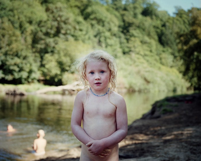 Sian Davey é uma fotógrafa britânica com um histórico que mistura Belas Artes e Políticas Sociais e isso faz muito sentido quando você para para analisar seu portfólio sabendo desse detalhe. Digo isso porque seus retratos não mostram apenas as pessoas que você pode ver ali. Eles são projetos de longa duração que mostram a evolução e o desenvolvimento das pessoas nas fotos. Por isso mesmo que achei tão interessante seu portfólio.