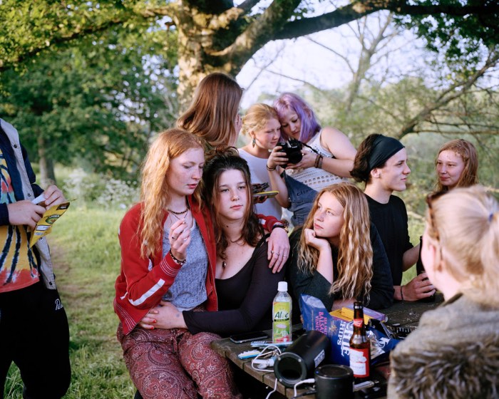 Sian Davey é uma fotógrafa britânica com um histórico que mistura Belas Artes e Políticas Sociais e isso faz muito sentido quando você para para analisar seu portfólio sabendo desse detalhe. Digo isso porque seus retratos não mostram apenas as pessoas que você pode ver ali. Eles são projetos de longa duração que mostram a evolução e o desenvolvimento das pessoas nas fotos. Por isso mesmo que achei tão interessante seu portfólio.