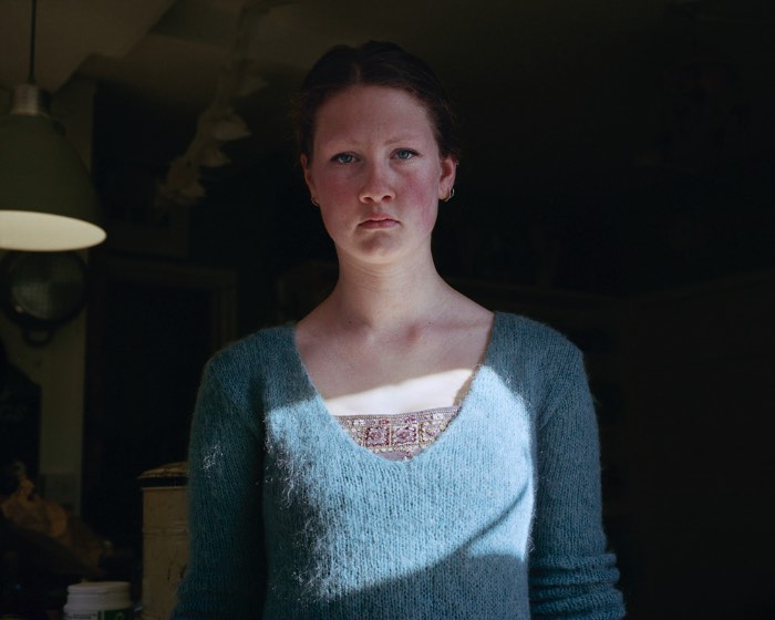 Sian Davey é uma fotógrafa britânica com um histórico que mistura Belas Artes e Políticas Sociais e isso faz muito sentido quando você para para analisar seu portfólio sabendo desse detalhe. Digo isso porque seus retratos não mostram apenas as pessoas que você pode ver ali. Eles são projetos de longa duração que mostram a evolução e o desenvolvimento das pessoas nas fotos. Por isso mesmo que achei tão interessante seu portfólio.
