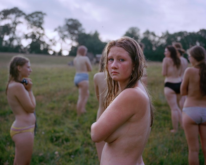Sian Davey é uma fotógrafa britânica com um histórico que mistura Belas Artes e Políticas Sociais e isso faz muito sentido quando você para para analisar seu portfólio sabendo desse detalhe. Digo isso porque seus retratos não mostram apenas as pessoas que você pode ver ali. Eles são projetos de longa duração que mostram a evolução e o desenvolvimento das pessoas nas fotos. Por isso mesmo que achei tão interessante seu portfólio.