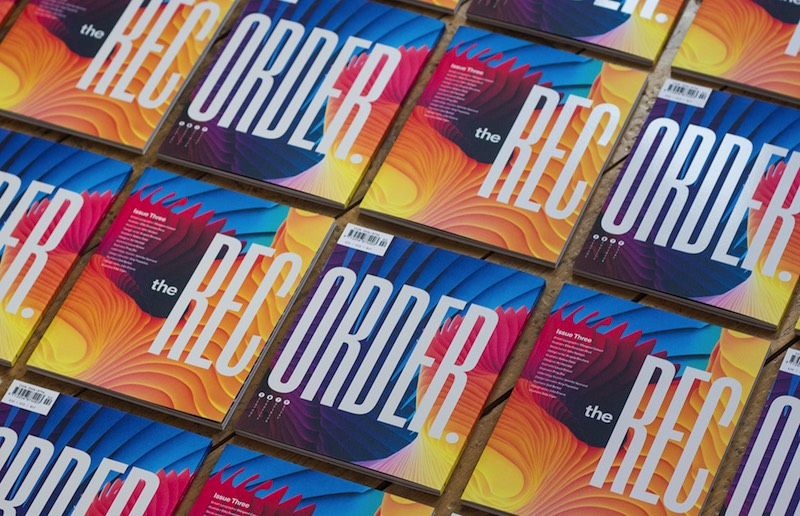 Luke Tonge é um designer gráfico e diretor de arte voltado para revistas e baseado em Birmingham, no Reino Unido. Seu portfólio é repleto de belíssimos trabalhos que misturam tipografia com direção de arte com um foco editorial bem interessante. Pelo menos, eu posso dizer que sou fã do que ele faz. 