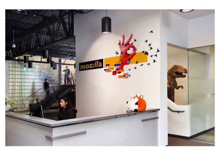 Depois de sete meses de trabalho em um processo de design, conduzido completamente em aberto, o Mozilla acabou de mostrar para o mundo o seu novo branding. O conhecido Mozilla redesign foi liderado por Johnson Banks, de Londres. A família tipográfica ficou na mão da Typoteque e recebeu o nome de Zilla e vai ser uma dessas fontes gratuitas para todo mundo usar mas que eu ainda não consegui encontrar por ai.