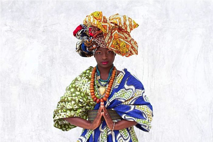 O que mais me chamou a atenção nos retratos do senegalês Omar Victor Diop é como ele trabalha com cores fortes e contrastes de pele de um jeito que não tira o foco do que ele quer te mostrar. Por mais que as imagens aqui neste artigo sejam cheias de elementos e cores, você nunca perde o ponto de vista que ele quer que você tenha. Foi esse um dos vários motivos que fizeram que pesquisar muito do trabalho dele.
