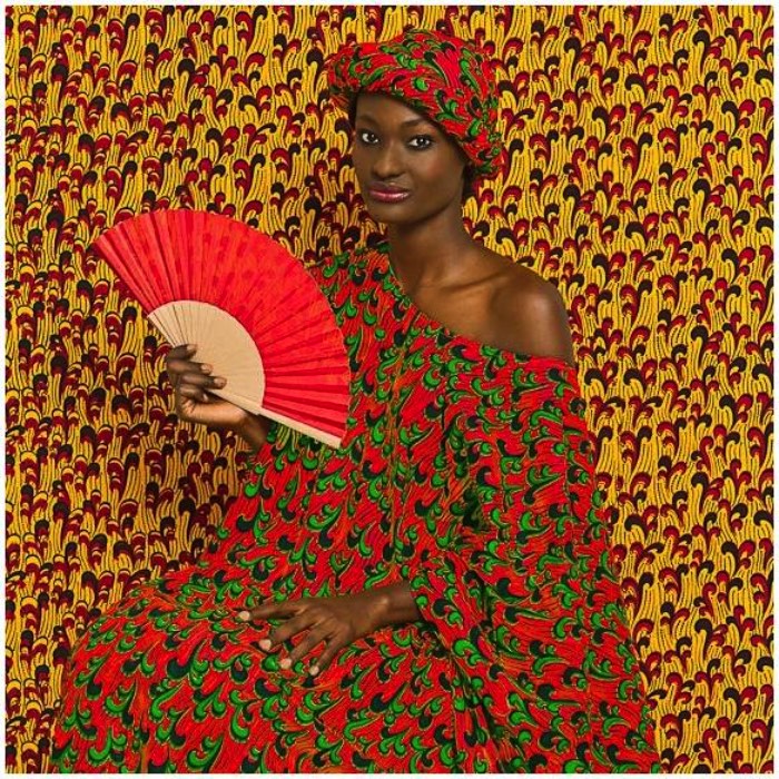 O que mais me chamou a atenção nos retratos do senegalês Omar Victor Diop é como ele trabalha com cores fortes e contrastes de pele de um jeito que não tira o foco do que ele quer te mostrar. Por mais que as imagens aqui neste artigo sejam cheias de elementos e cores, você nunca perde o ponto de vista que ele quer que você tenha. Foi esse um dos vários motivos que fizeram que pesquisar muito do trabalho dele.