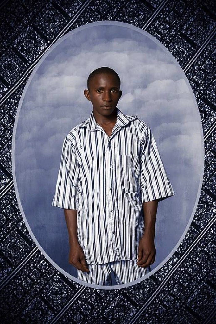 O que mais me chamou a atenção nos retratos do senegalês Omar Victor Diop é como ele trabalha com cores fortes e contrastes de pele de um jeito que não tira o foco do que ele quer te mostrar. Por mais que as imagens aqui neste artigo sejam cheias de elementos e cores, você nunca perde o ponto de vista que ele quer que você tenha. Foi esse um dos vários motivos que fizeram que pesquisar muito do trabalho dele.