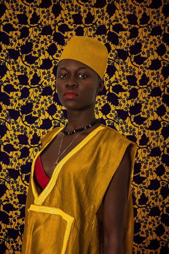 O que mais me chamou a atenção nos retratos do senegalês Omar Victor Diop é como ele trabalha com cores fortes e contrastes de pele de um jeito que não tira o foco do que ele quer te mostrar. Por mais que as imagens aqui neste artigo sejam cheias de elementos e cores, você nunca perde o ponto de vista que ele quer que você tenha. Foi esse um dos vários motivos que fizeram que pesquisar muito do trabalho dele.