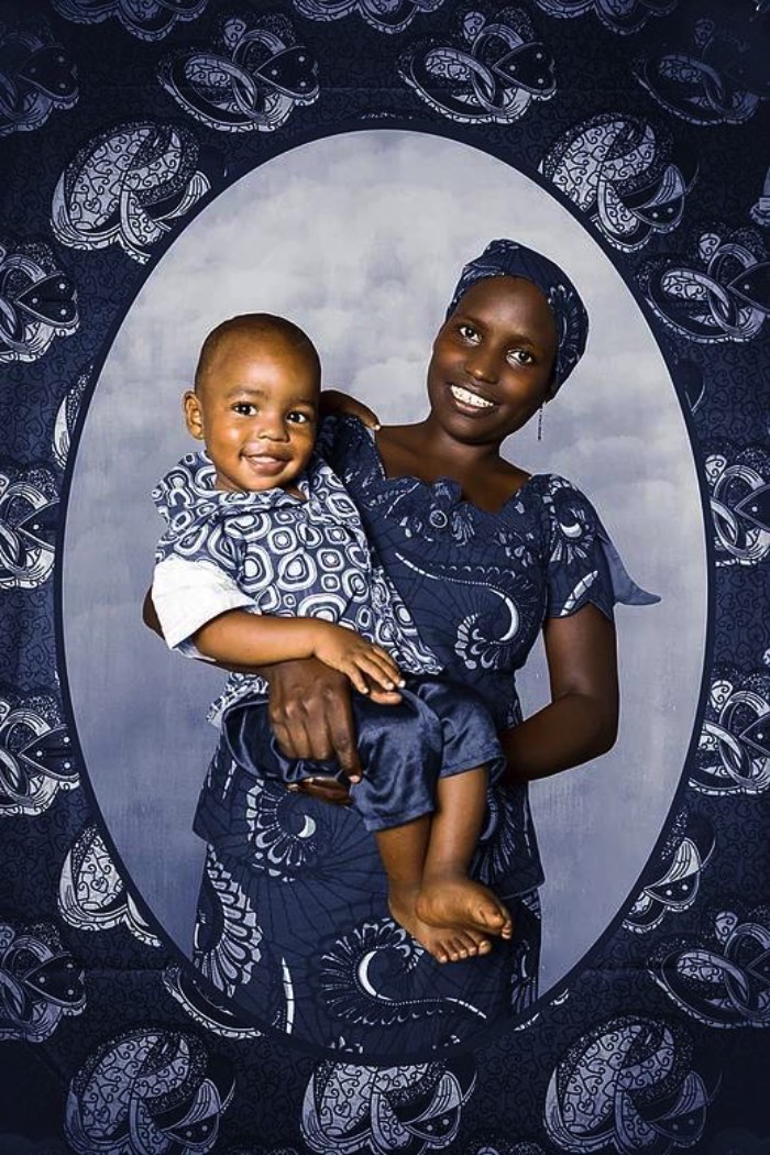O que mais me chamou a atenção nos retratos do senegalês Omar Victor Diop é como ele trabalha com cores fortes e contrastes de pele de um jeito que não tira o foco do que ele quer te mostrar. Por mais que as imagens aqui neste artigo sejam cheias de elementos e cores, você nunca perde o ponto de vista que ele quer que você tenha. Foi esse um dos vários motivos que fizeram que pesquisar muito do trabalho dele.