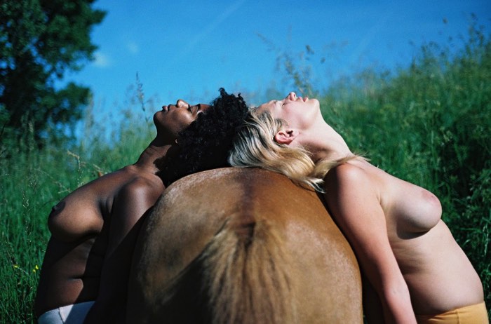 Anne Barlinckhoff é o nome dessa fotógrafa holandesa que anda se destacando como o futuro da fotografia em Amsterdam. Seu foco é a exploração do corpo feminino, baseado na intimidade que ela tem com as mulheres que ela fotografa e inspirado pela intensidade desses momentos que ela retrata tão bem.