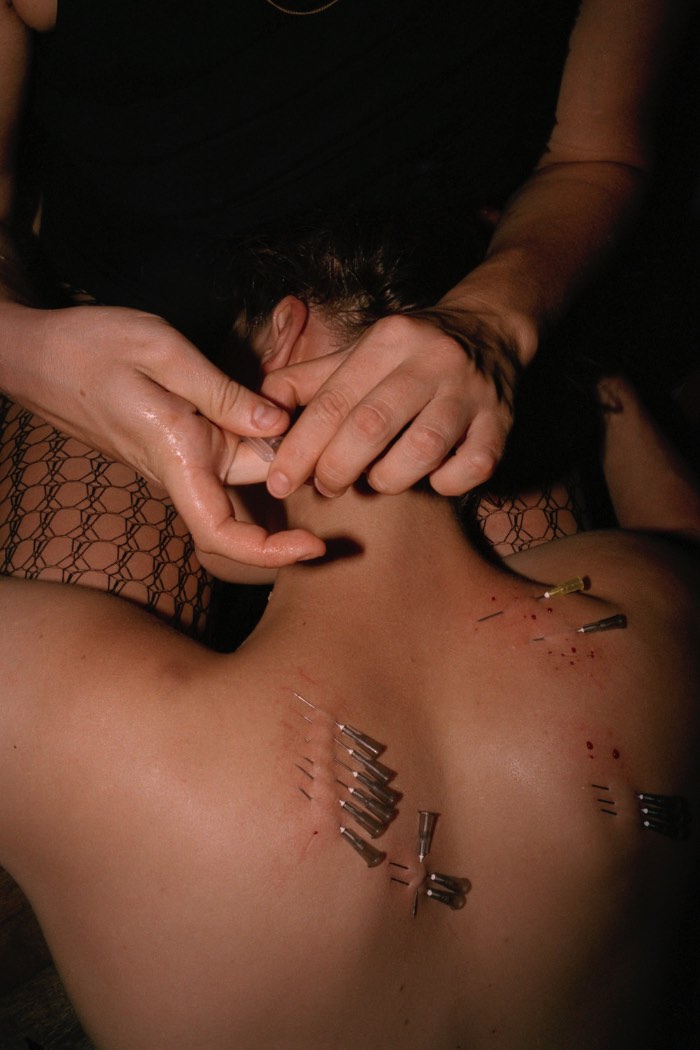 Samir Abady é um fotógrafo nova iorquino que trabalha documentando o mundo ao seu redor. Na série de fotos chamada Kink, ele explora o mundo único de dominatrixes profissionais e seus clientes. 
