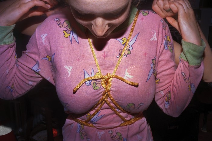 Samir Abady é um fotógrafo nova iorquino que trabalha documentando o mundo ao seu redor. Na série de fotos chamada Kink, ele explora o mundo único de dominatrixes profissionais e seus clientes. 
