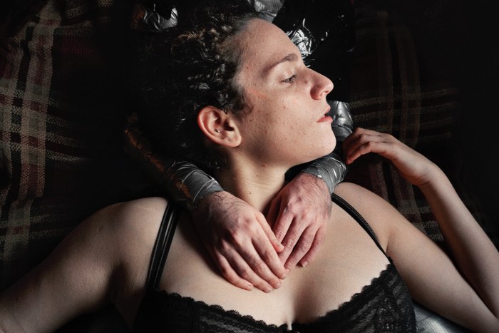 Samir Abady é um fotógrafo nova iorquino que trabalha documentando o mundo ao seu redor. Na série de fotos chamada Kink, ele explora o mundo único de dominatrixes profissionais e seus clientes. 