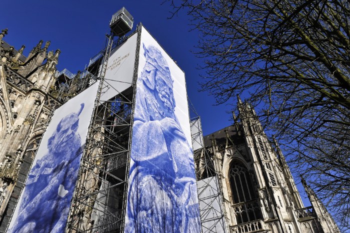 Para celebrar os 500 anos da morte de Hieronymus Bosch, vários eventos comemorativos foram colocados em prática na Holanda. Um deles foi chamado de Escalada Milagrosa, traduzido do original The Miraculous Climb. De Março a Outubro de 2016, seria possível fazer uma tour bem especial da Catedral de Saint John, conhecida em holandês como Sint Janskathedraal. Localizada em 's-Hertogenbosch, essa igreja representa o ápice da arquitetura gótica na Holanda, o que transforma a visita em algo ainda mais especial.