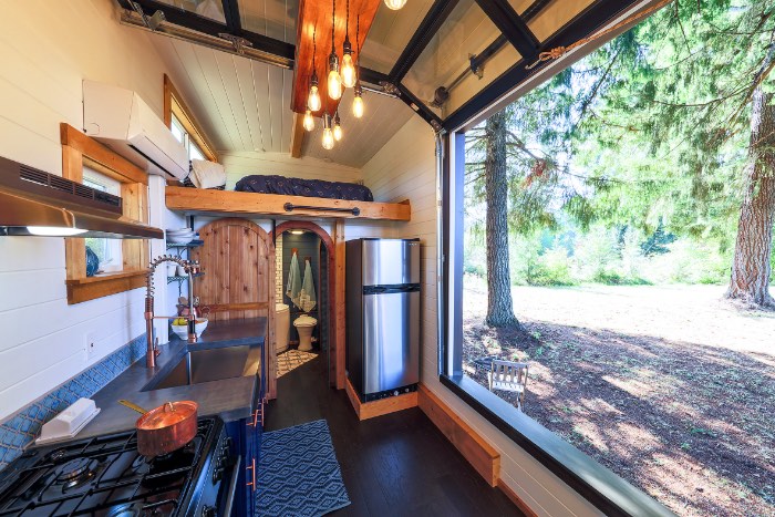 Em uma das paredes da casa móvel criada pelo pessoal da Tiny Heirloom, você tem uma parede de escalada. Se minha primeira impressão era a de chamar essas casas sob rodas de trailer, acredito que vou acabar precisando desenterrar outra palavra pra explicar o que essa empresa americana faz.