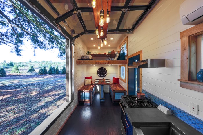 Em uma das paredes da casa móvel criada pelo pessoal da Tiny Heirloom, você tem uma parede de escalada. Se minha primeira impressão era a de chamar essas casas sob rodas de trailer, acredito que vou acabar precisando desenterrar outra palavra pra explicar o que essa empresa americana faz.