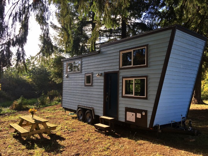 Em uma das paredes da casa móvel criada pelo pessoal da Tiny Heirloom, você tem uma parede de escalada. Se minha primeira impressão era a de chamar essas casas sob rodas de trailer, acredito que vou acabar precisando desenterrar outra palavra pra explicar o que essa empresa americana faz.