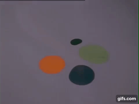 Se você é daquelas pessoas que, como eu, sempre observa a marmorização de papel com um olhar de magia, esse vídeo aqui é perfeito para você. Produzido nos anos setenta pelo Bedfordshire County Council e publicado online pelo pessoal da Bedfordshire and Luton Archives, esse vídeo mostra muito bem as técnicas seculares que são usadas para criar essas imagens sensacionais.