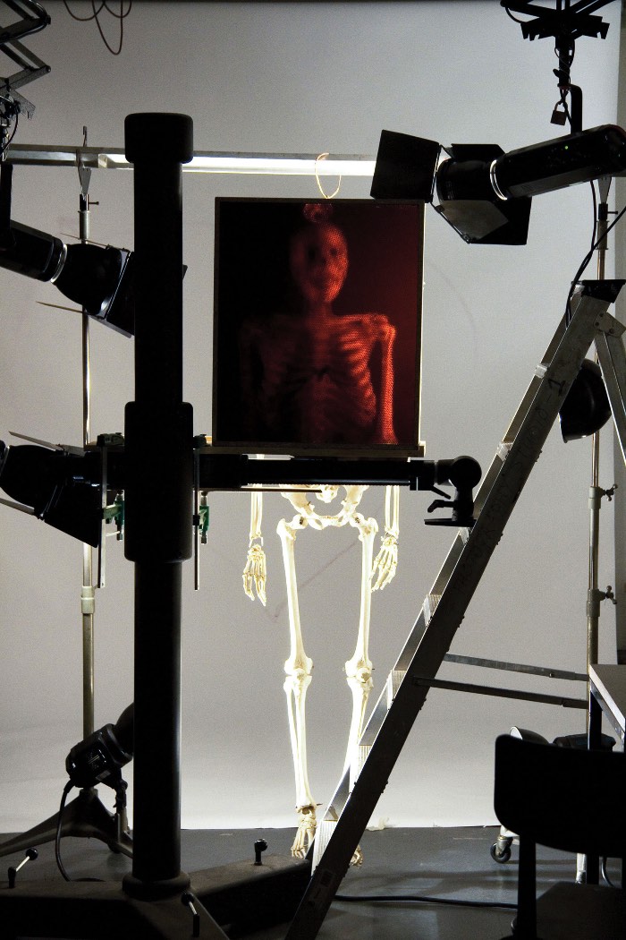 Mick Farrell e Cliff Haynes desenvolveram uma câmera analógica que cria fotografias fragmentadas que me lembram muito o que vejo no pontilhismo. Mas o que mais me chamou a atenção nesse projeto é o fato dessa câmera analógica ser feita de milhares de canudinhos, 32.000 para ser mais preciso.