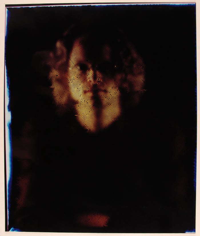 Mick Farrell e Cliff Haynes desenvolveram uma câmera analógica que cria fotografias fragmentadas que me lembram muito o que vejo no pontilhismo. Mas o que mais me chamou a atenção nesse projeto é o fato dessa câmera analógica ser feita de milhares de canudinhos, 32.000 para ser mais preciso.