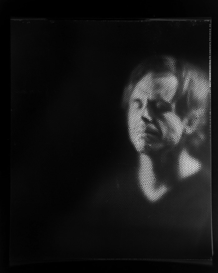 Mick Farrell e Cliff Haynes desenvolveram uma câmera analógica que cria fotografias fragmentadas que me lembram muito o que vejo no pontilhismo. Mas o que mais me chamou a atenção nesse projeto é o fato dessa câmera analógica ser feita de milhares de canudinhos, 32.000 para ser mais preciso.