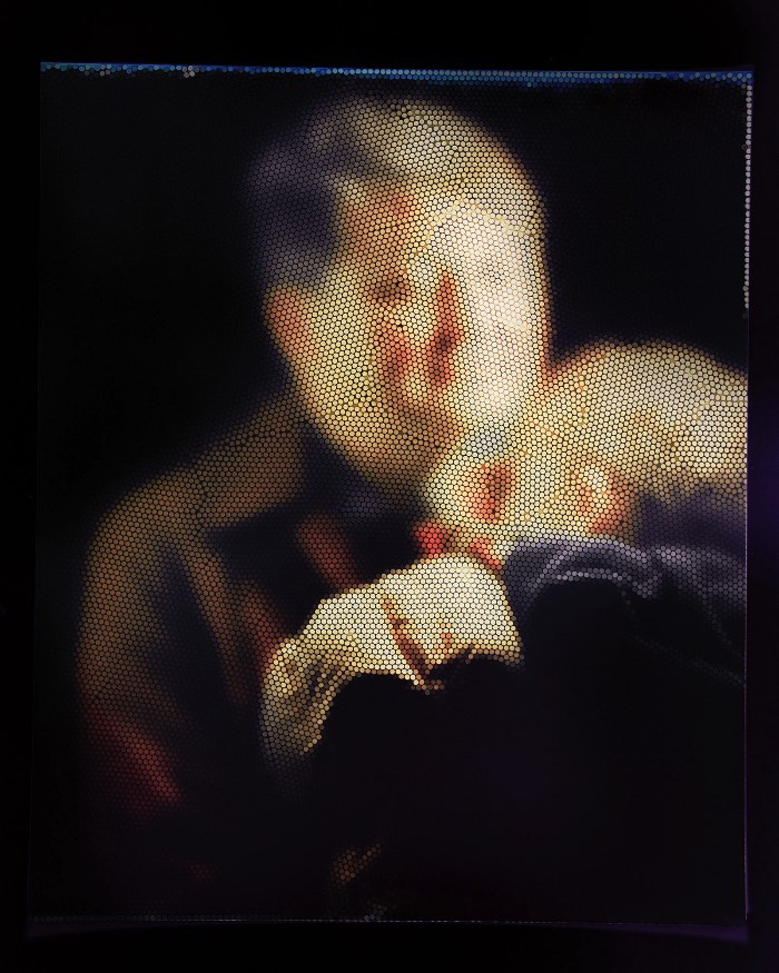 Mick Farrell e Cliff Haynes desenvolveram uma câmera analógica que cria fotografias fragmentadas que me lembram muito o que vejo no pontilhismo. Mas o que mais me chamou a atenção nesse projeto é o fato dessa câmera analógica ser feita de milhares de canudinhos, 32.000 para ser mais preciso.