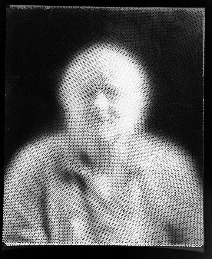 Mick Farrell e Cliff Haynes desenvolveram uma câmera analógica que cria fotografias fragmentadas que me lembram muito o que vejo no pontilhismo. Mas o que mais me chamou a atenção nesse projeto é o fato dessa câmera analógica ser feita de milhares de canudinhos, 32.000 para ser mais preciso.