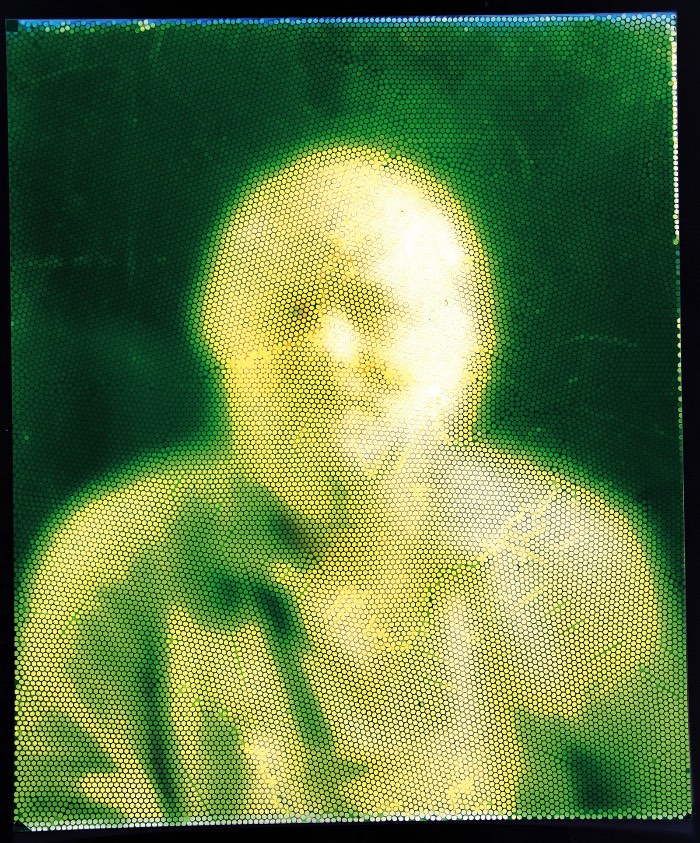 Mick Farrell e Cliff Haynes desenvolveram uma câmera analógica que cria fotografias fragmentadas que me lembram muito o que vejo no pontilhismo. Mas o que mais me chamou a atenção nesse projeto é o fato dessa câmera analógica ser feita de milhares de canudinhos, 32.000 para ser mais preciso.