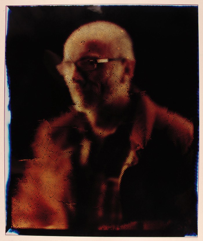 Mick Farrell e Cliff Haynes desenvolveram uma câmera analógica que cria fotografias fragmentadas que me lembram muito o que vejo no pontilhismo. Mas o que mais me chamou a atenção nesse projeto é o fato dessa câmera analógica ser feita de milhares de canudinhos, 32.000 para ser mais preciso.