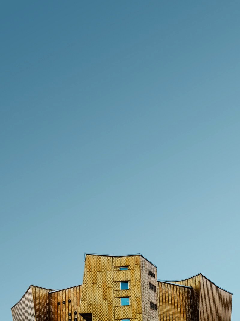 Florian W. Mueller é um fotógrafo alemão baseado na cidade de Colônia, no oeste do país. Ele tem mais de 15 anos de experiência, criando uma fotografia criativa e inspiradora. No seu projeto fotográfico chamado Singularity ele resolveu reduzir a arquitetura ao máximo. Criando imagens de edifícios onde apenas ele pode ser visto. Uma forma minimalista e reducionista de trabalhar com fotografia arquitetônica. 