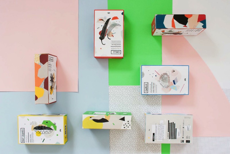 Agata Jeziurska trabalha como designer lá da Polônia e, foi de lá que ela criou as embalagens que você vai ver aqui. O trabalho foi feito para a The Natco Company, uma marca conceito que trabalha com temperos de um jeito um pouco diferente. Foi pensando nesse conceito que ela começou a explorar um estética diferente que combinasse com tudo aquilo que a marca apresenta para o mundo.