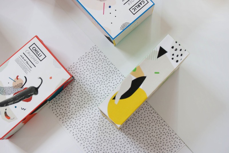 Agata Jeziurska trabalha como designer lá da Polônia e, foi de lá que ela criou as embalagens que você vai ver aqui. O trabalho foi feito para a The Natco Company, uma marca conceito que trabalha com temperos de um jeito um pouco diferente. Foi pensando nesse conceito que ela começou a explorar um estética diferente que combinasse com tudo aquilo que a marca apresenta para o mundo.